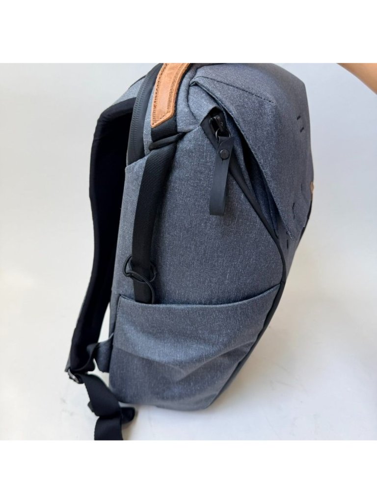 Nwt Peak Design Everyday Backpack 20l Gray ( Customized) Laptop Travel Bag — image 4 of 8